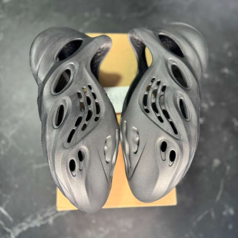 Yeezy Foam Runner Carbon - 1