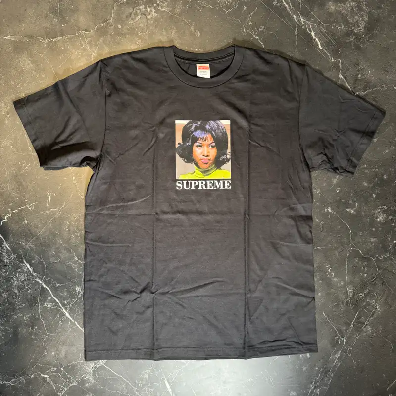 SUPREME Aretha Tee /BLACK Ｍ A portrait of a legend. Supreme honors the Queen of Soul, Aretha